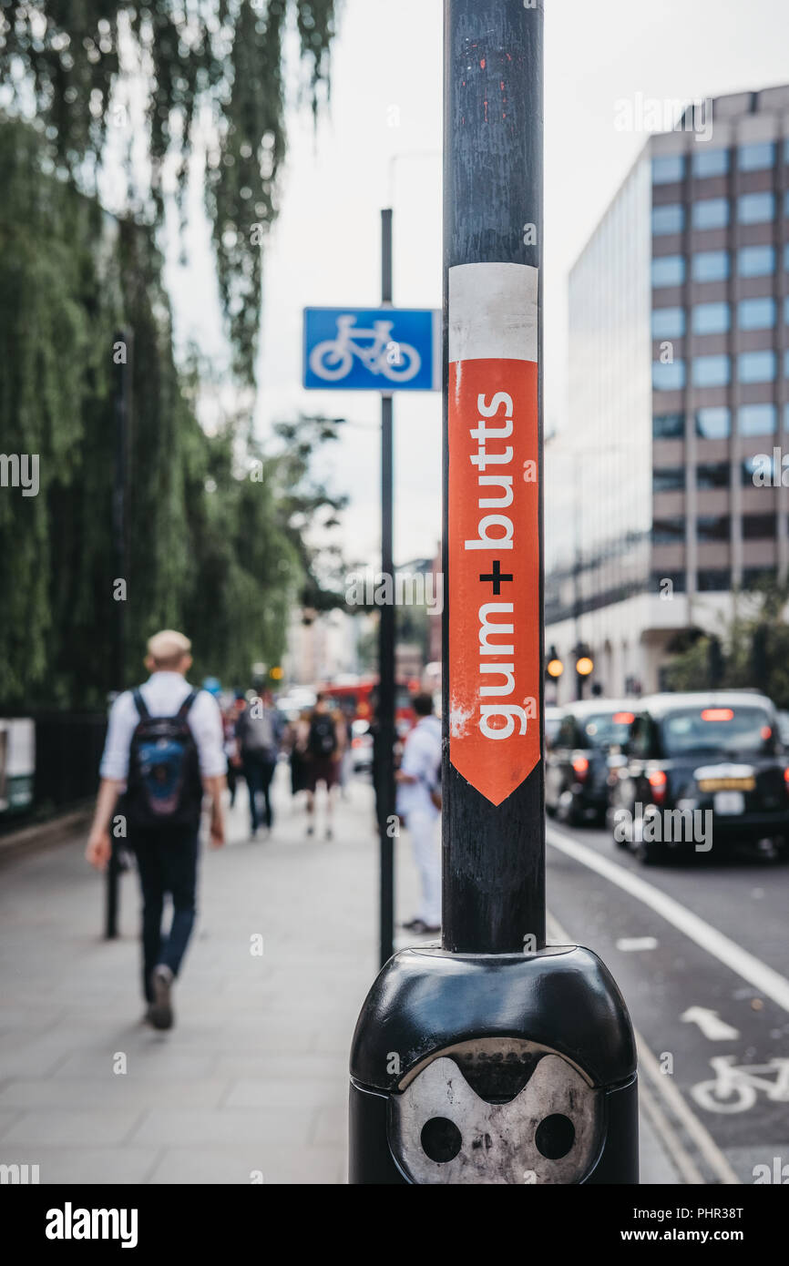 Close up of le bac pour les gencives et les mégots sur un lampadaire dans la ville de London, Londres, Royaume-Uni. Banque D'Images