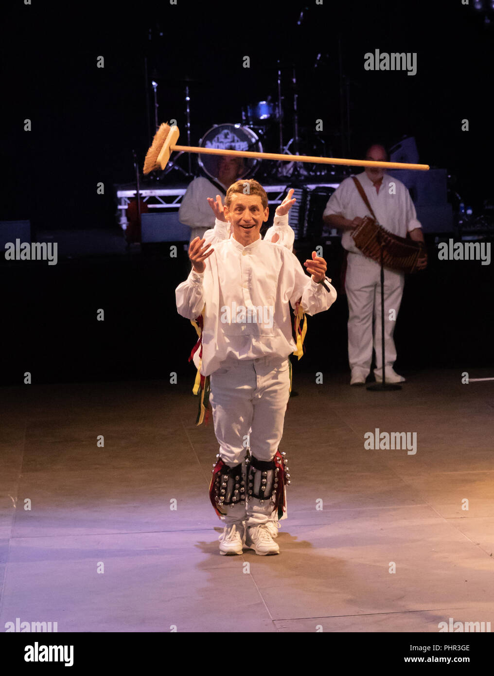 En dehors de l'équipage Capering, Simon, va dans la danse du balai de Bulverton chapiteau à Sidmouth Folk Festival Banque D'Images