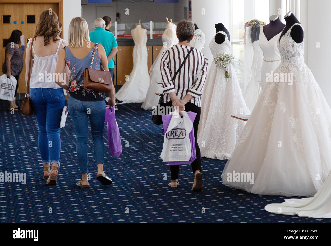 Shopping pour les femmes des robes à un Salon du mariage, Newmarket, Suffolk, UK Banque D'Images