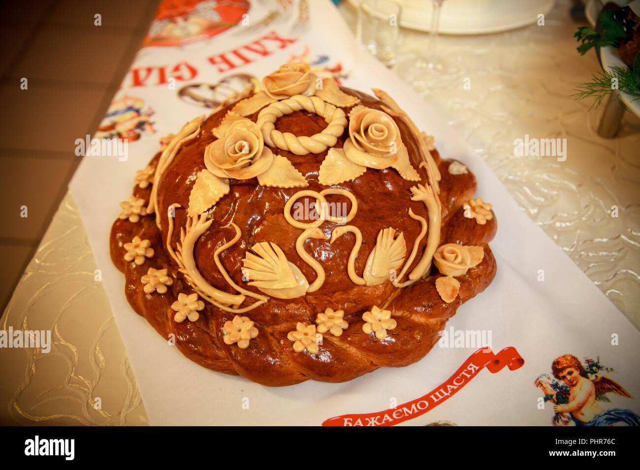 Pain de mariage. Le pain et le sel pour la tradition de mariage des mariés lors du mariage sur la table Banque D'Images