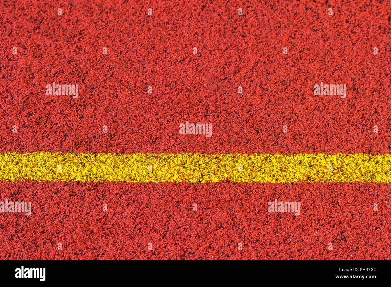D'une piste de course standard en caoutchouc de couleur rouge et ligne jaune Banque D'Images