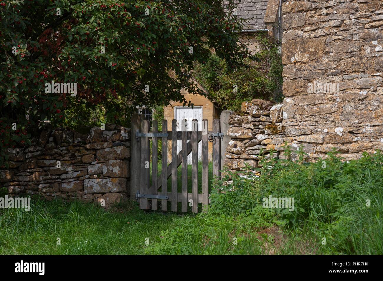 Porte de jardin dans le village de Cutsdean, Cotswolds, Gloucestershire, Angleterre Banque D'Images
