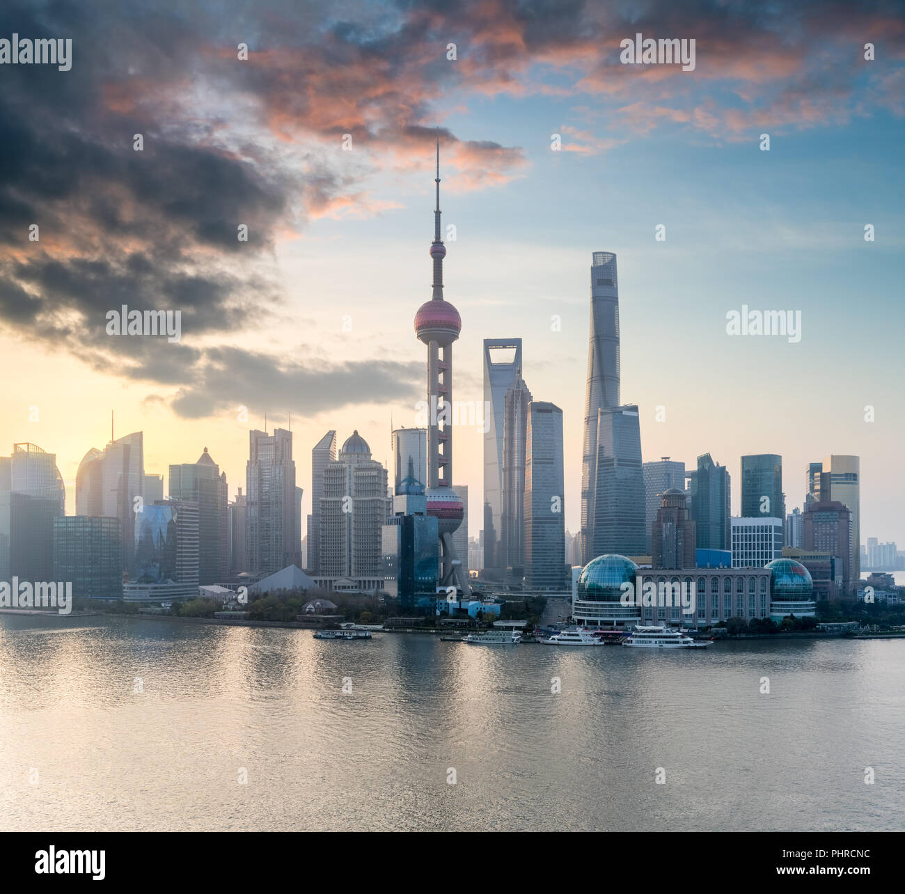 La ville de Shanghai avec l'incandescence du matin Banque D'Images