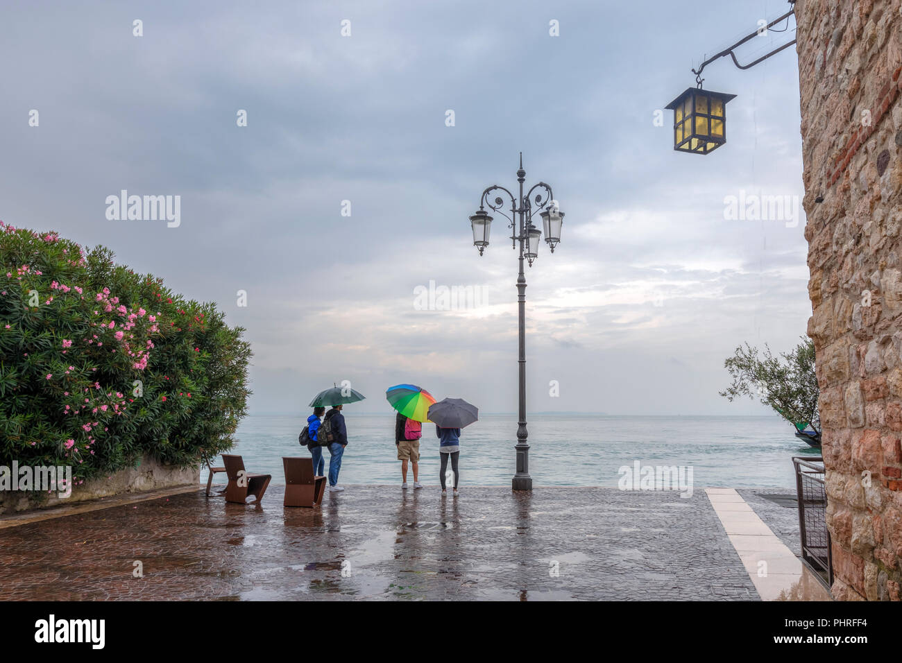 Lazise dans la pluie, Le Lac de Garde, Vénétie, Italie, Europe Banque D'Images