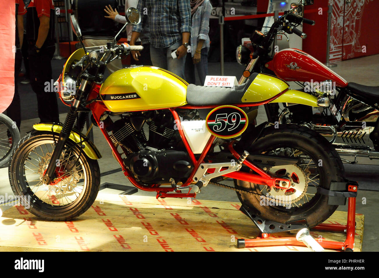 Big bike et moto custom dans d'énormes d'exposition. Affiche de foule pour la vente. Banque D'Images