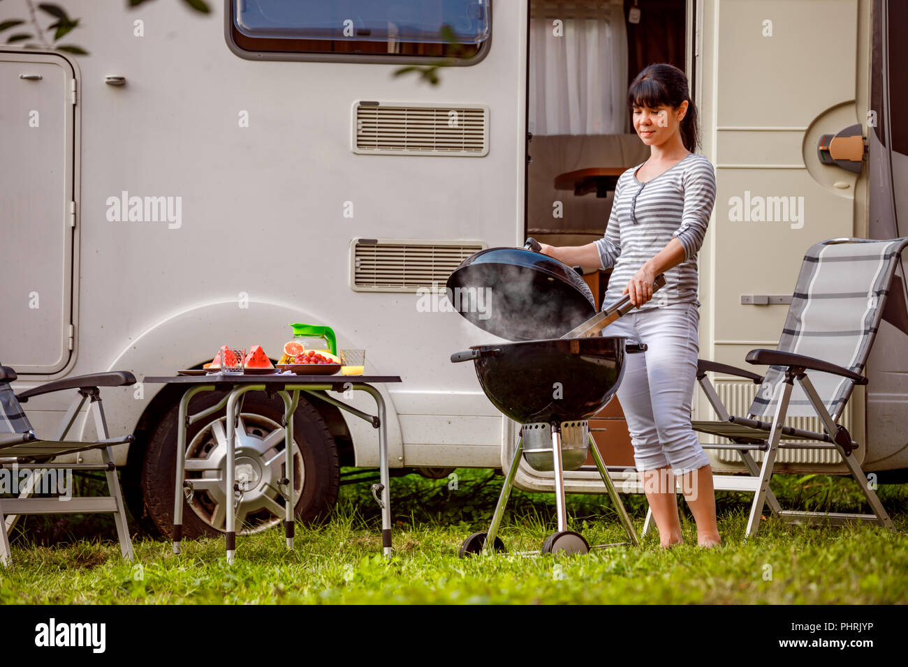 Vacances famille billet RV, vacances voyage en camping-car, caravane location de vacances. Pique-nique avec barbecue extérieur. Banque D'Images