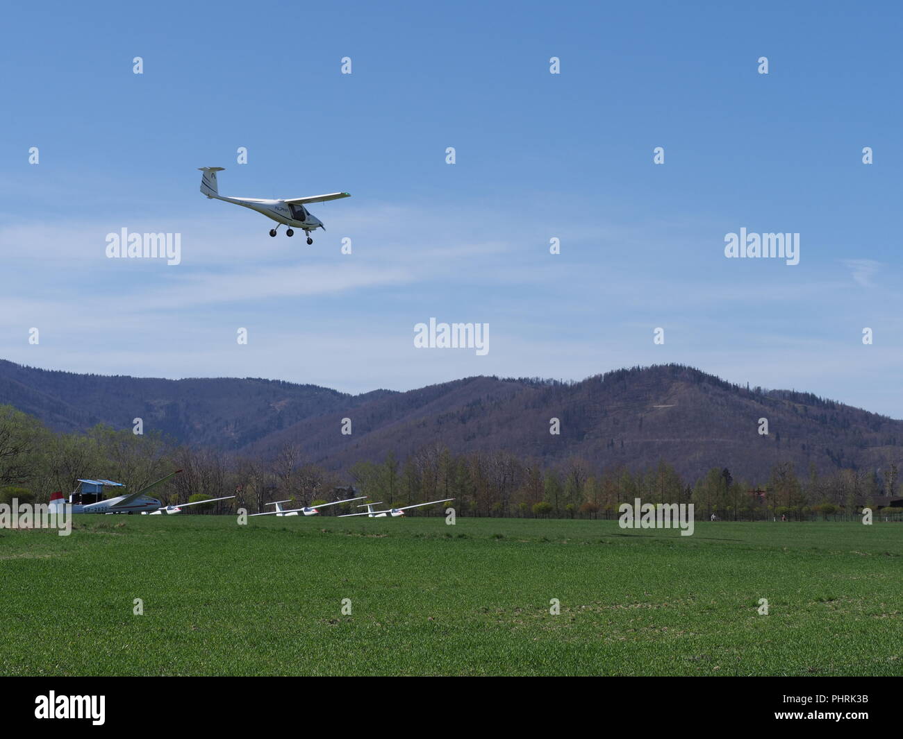 Pipistrel Formateur Alpha et quatre terres avion planeurs mise sur l'aérodrome d'herbe en ville à Bielsko-Biala européenne Pologne Banque D'Images