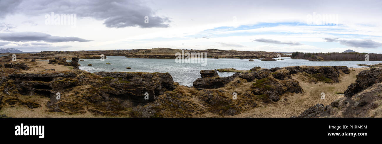 Un bras du lac Myvatn sur un jour nuageux dans le nord de l'Islande Banque D'Images