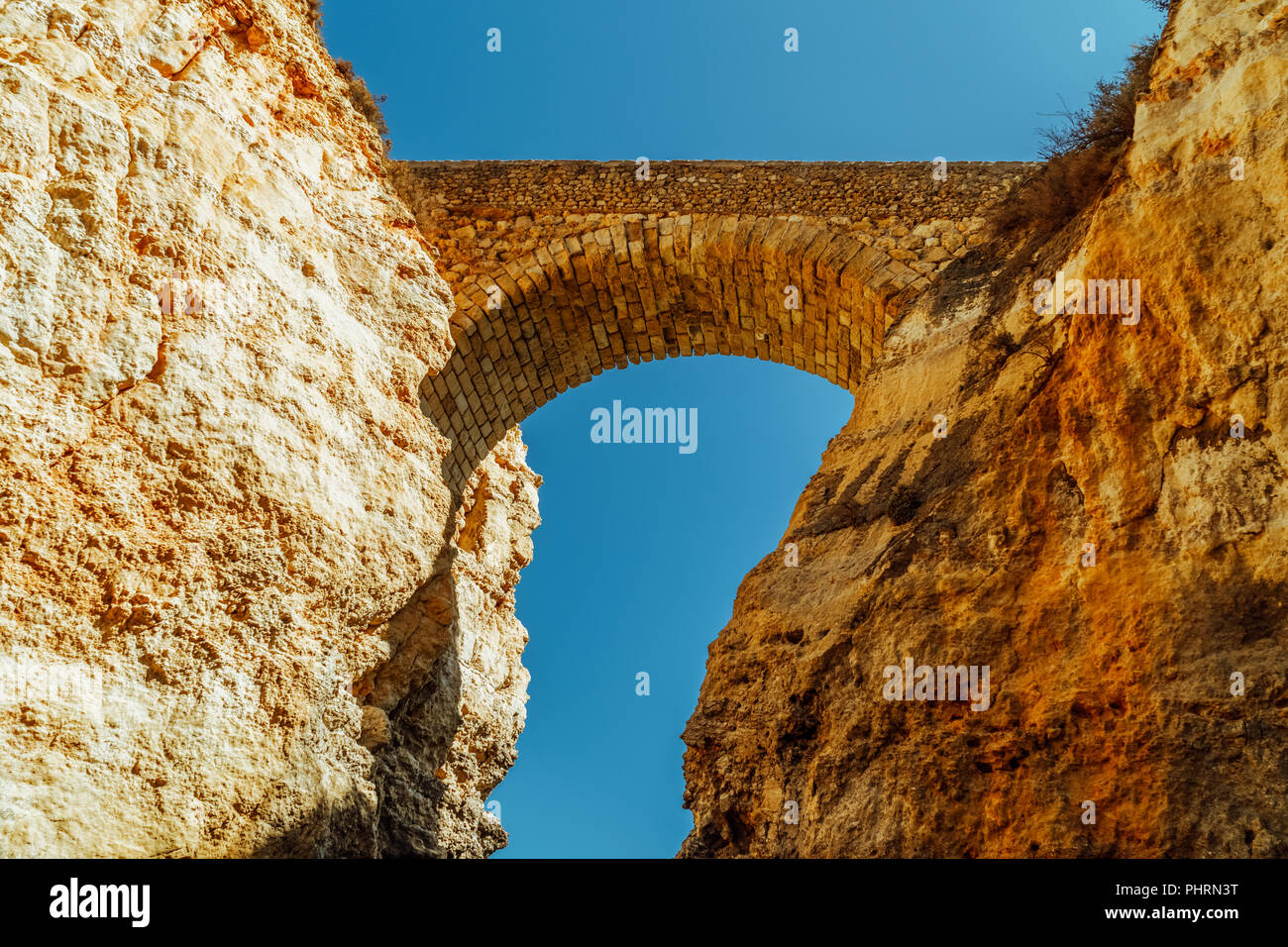 Pont de pierre sur les formations rocheuses à Lagos, Portugal Banque D'Images