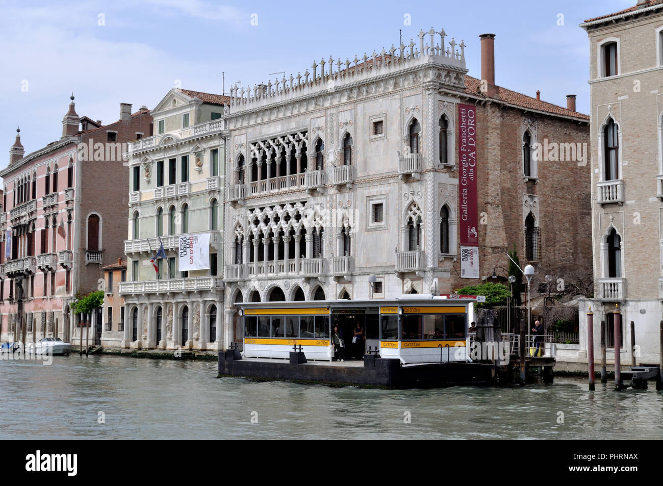 Le musée d'art Galleria Giorgio Franchetti alla Ca' d'ora sur le Grand Canal, Venise, avec l'arrêt de bus en face de l'eau Banque D'Images