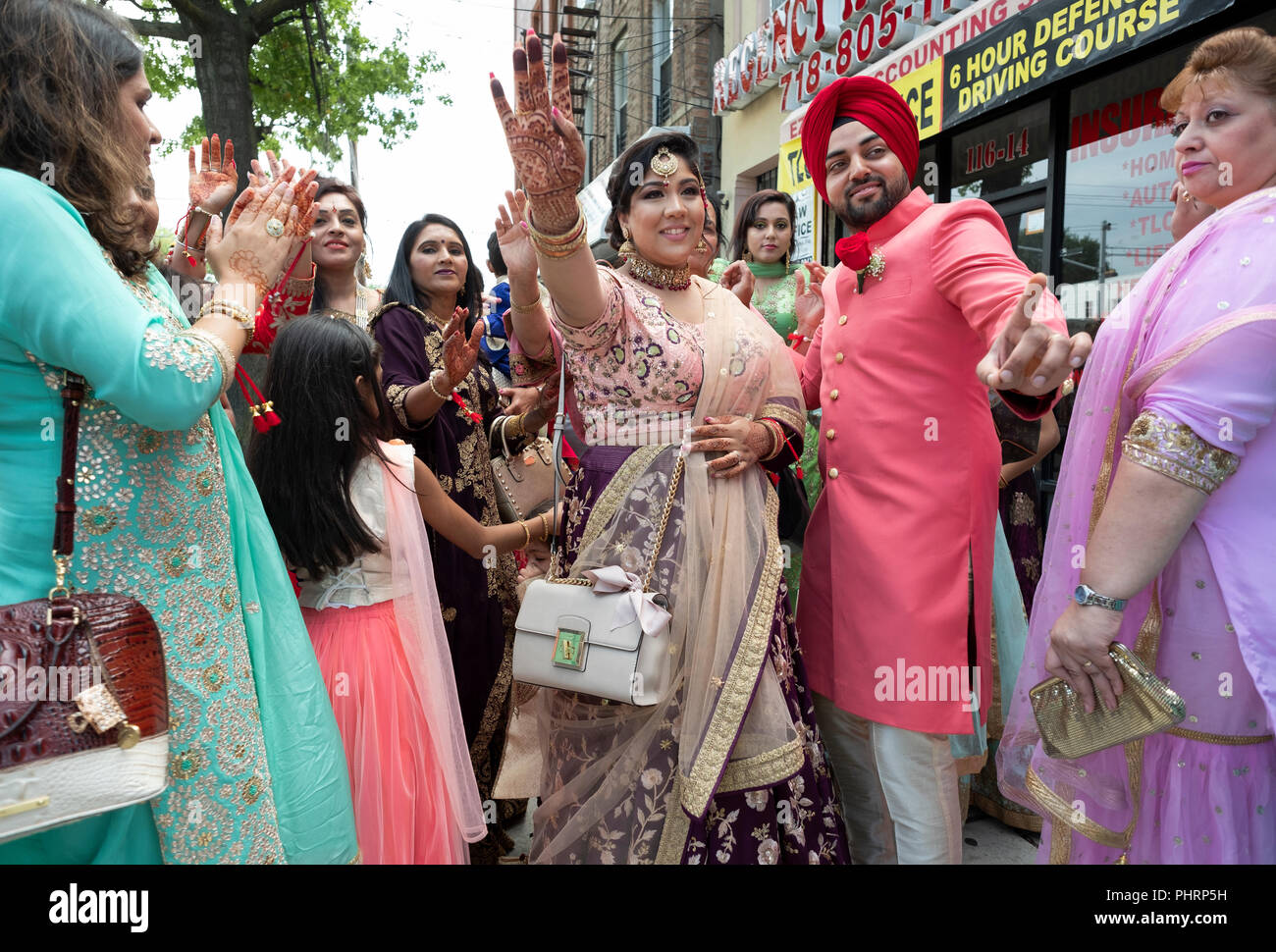 La famille et les amis d'un groom Sikh célébrer avec chants et danse avant d'escorter lui de temple pour son mariage. Banque D'Images