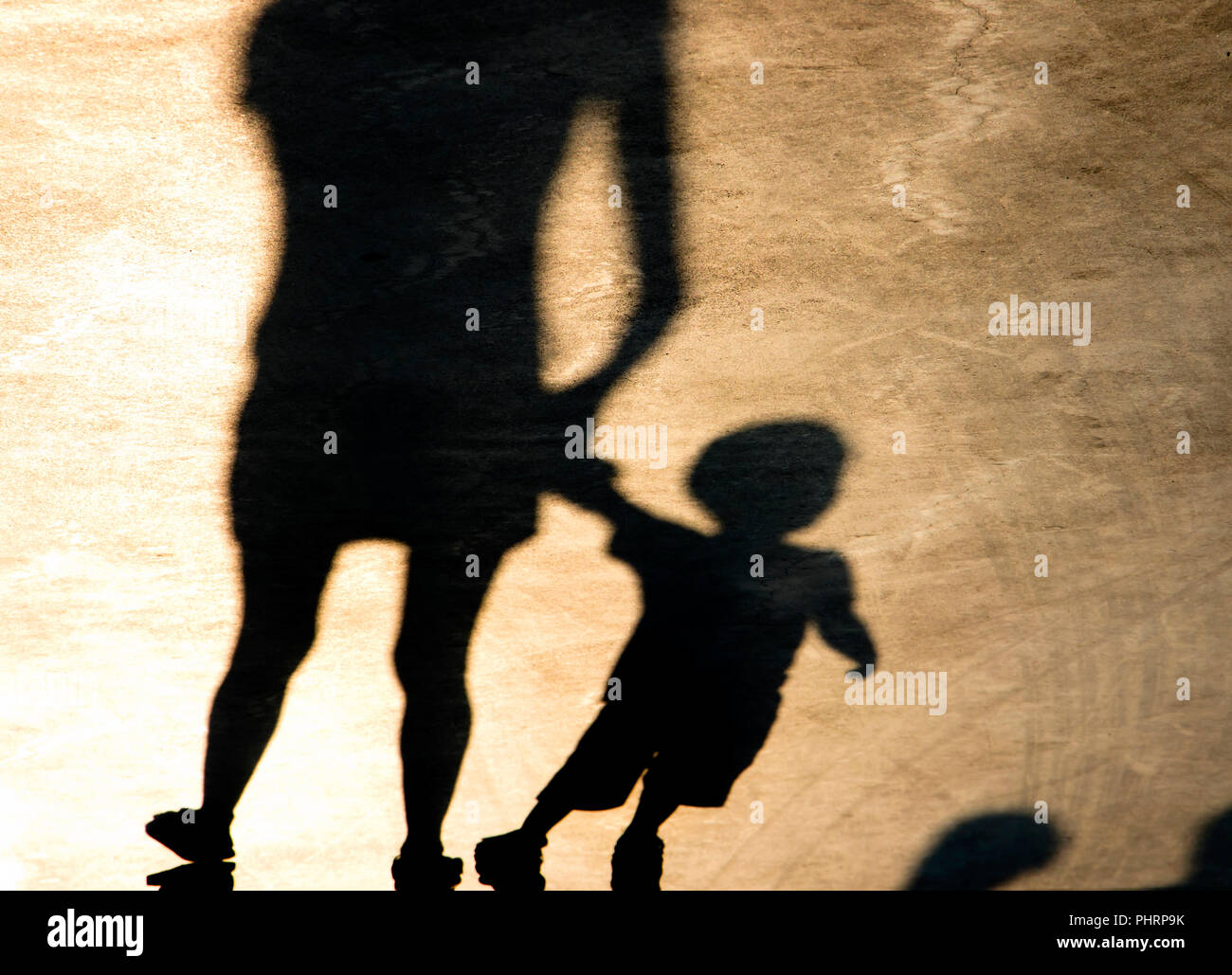 Silhouettes d'ombres de la mère et le fils marche sur la promenade d'été brumeux en sépia Noir et blanc Banque D'Images