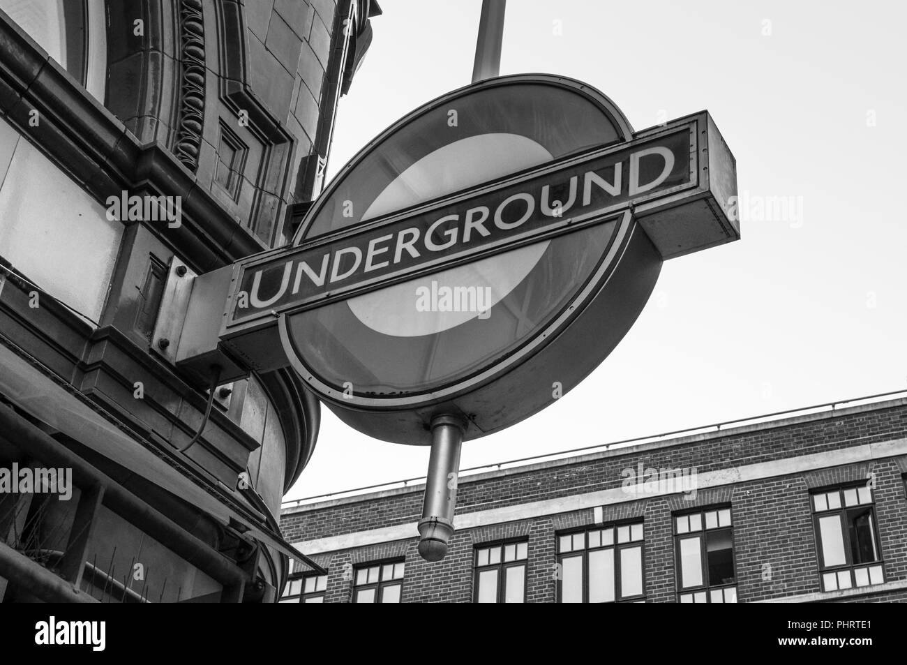 Londres, Royaume-Uni - 23 mai 2017 : Tube signe sur le mur de l'immeuble à Londres, Angleterre, Royaume-Uni. La photographie en noir et blanc. Banque D'Images