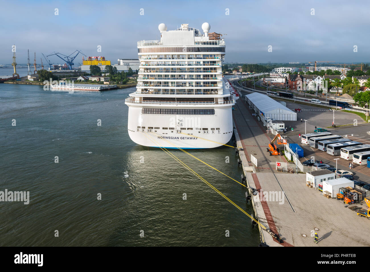 Rostock, Allemagne - le 26 mai 2017 : le navire de croisière Norwegian Getaway a amarré à l'embarcadère, port de Rostock, de Warnemunde, Mecklenburg, Allemagne. Banque D'Images
