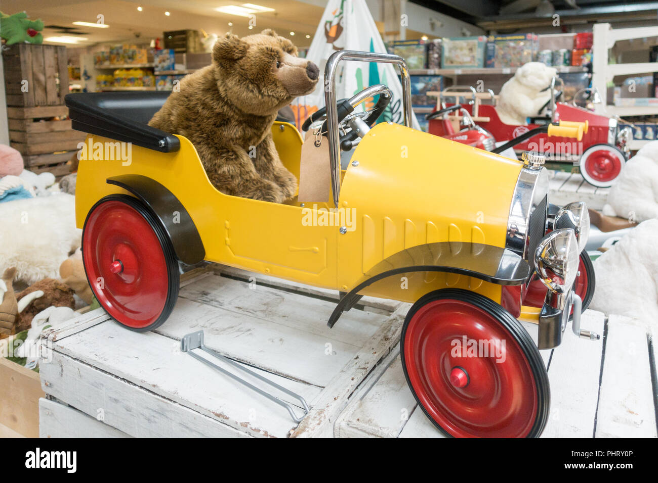 Voiture à pédale jaune classique par Barbie à vendre à ratières garden centre - Écosse, Royaume-Uni Banque D'Images