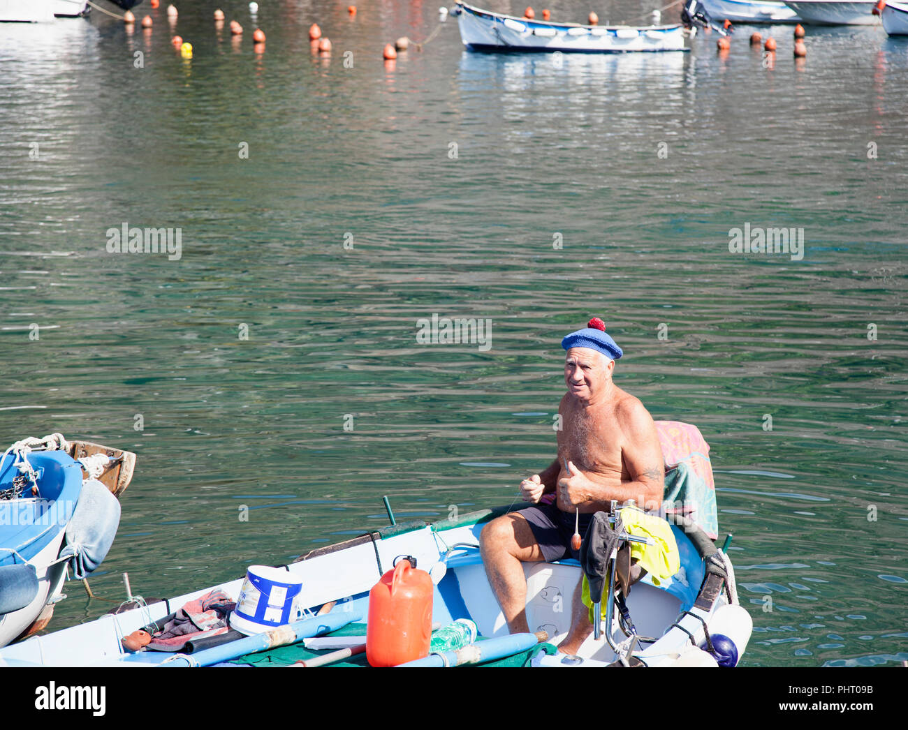 Pêcheur en bateau à Vernazza, Italie Banque D'Images