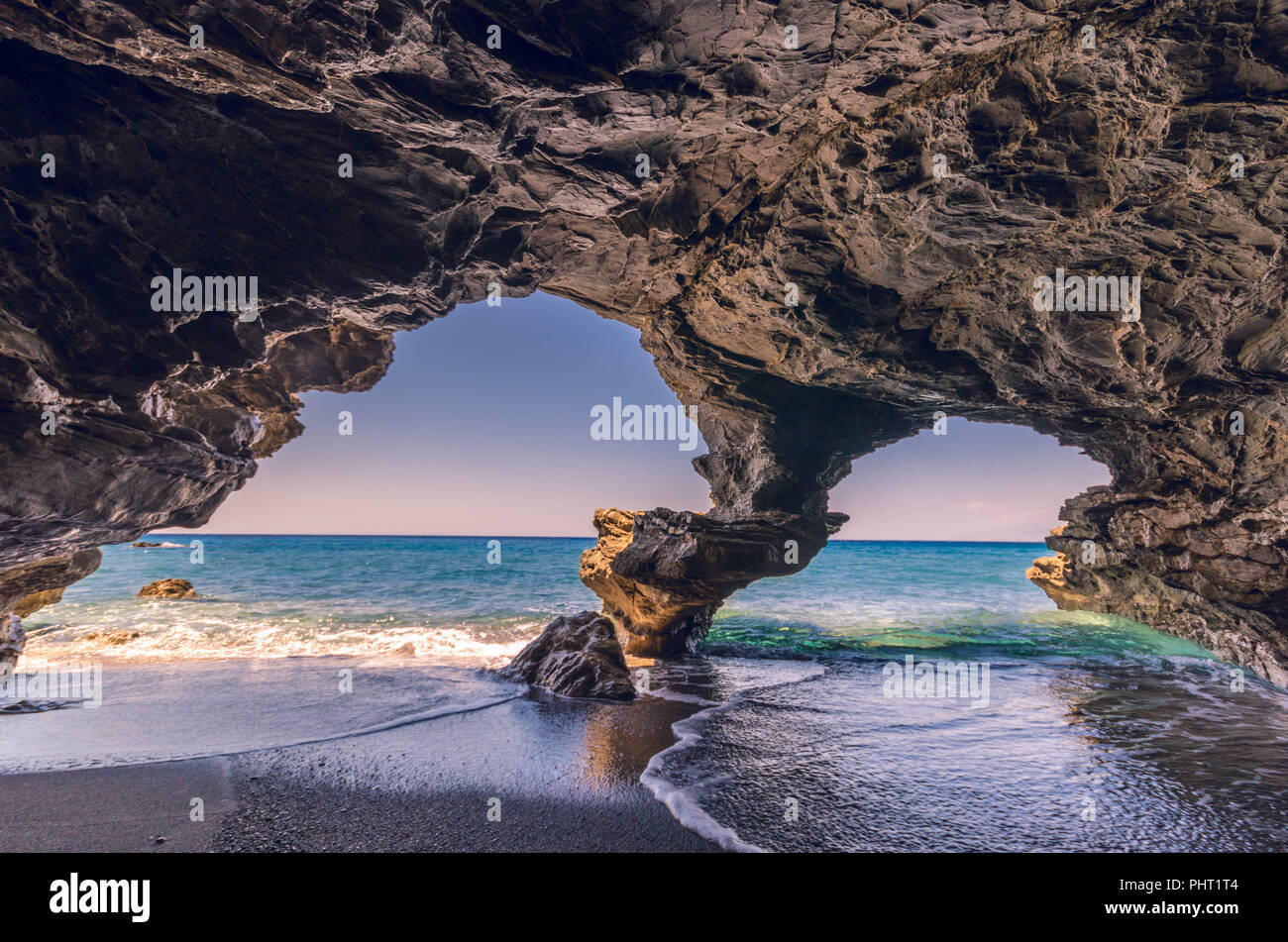 Vue imprenable sur mer agitée d'Agios Pavlos, dans le sud de la crète situé à côté de la célèbre plage des dunes avec l'impressionnant. Banque D'Images