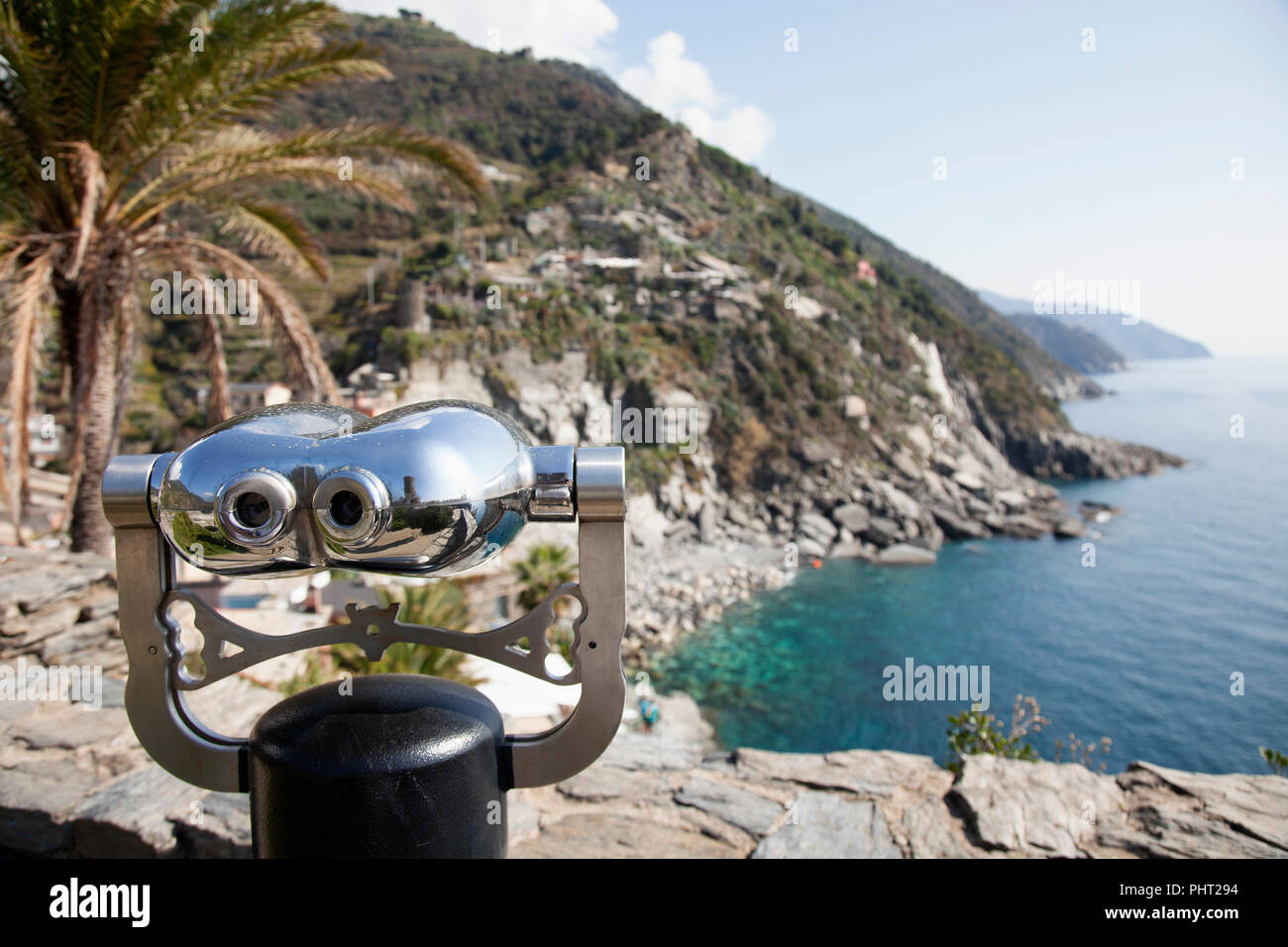 Afficher le long de la côte de Vernazza avec un périscope en premier plan Banque D'Images