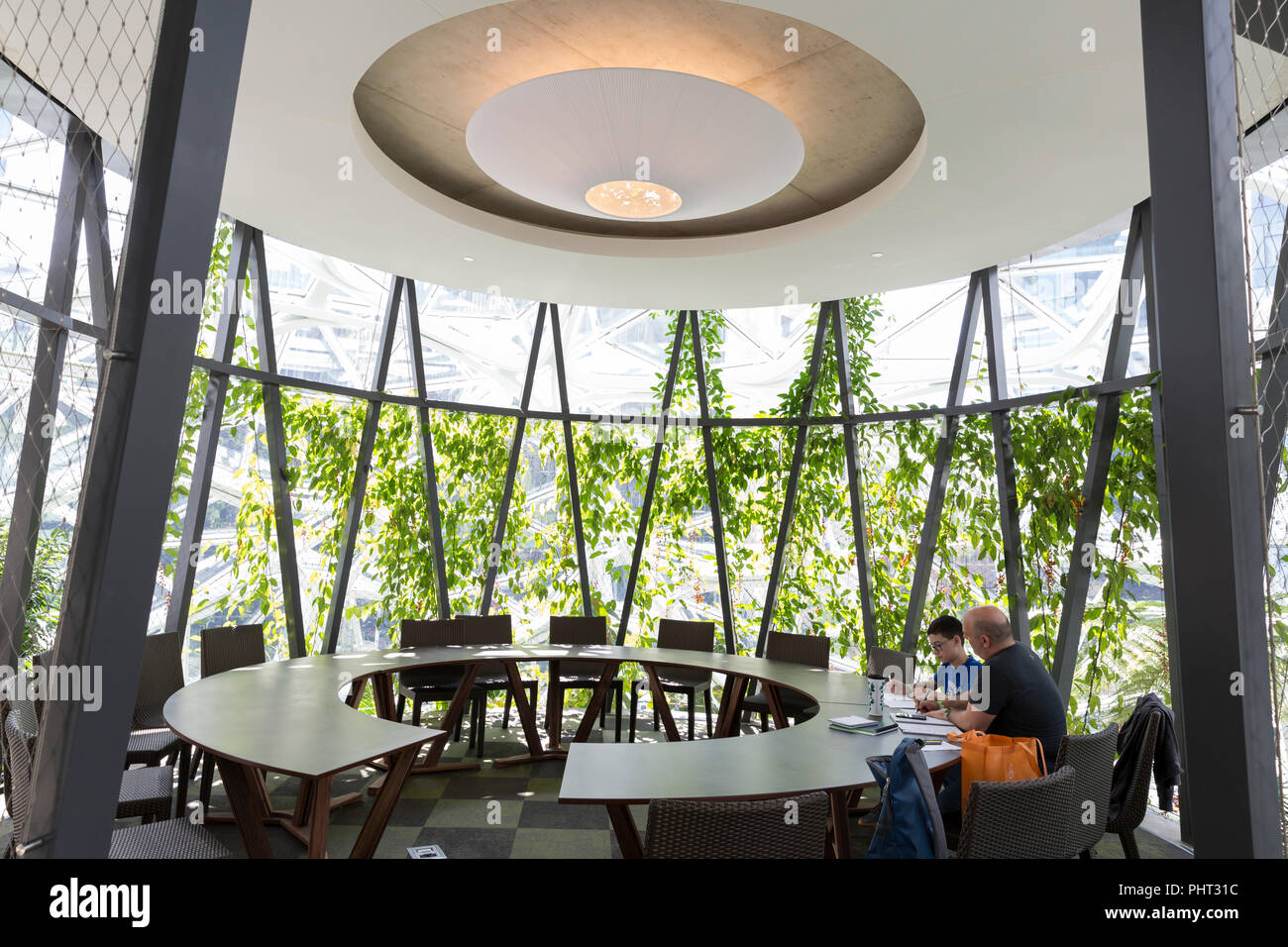 Seattle, Washington : un père et son fils étudier dans la salle verte à la sphère sur le campus urbain de l'Amazone. Les structures géodésiques chambre espace de bureau, r Banque D'Images