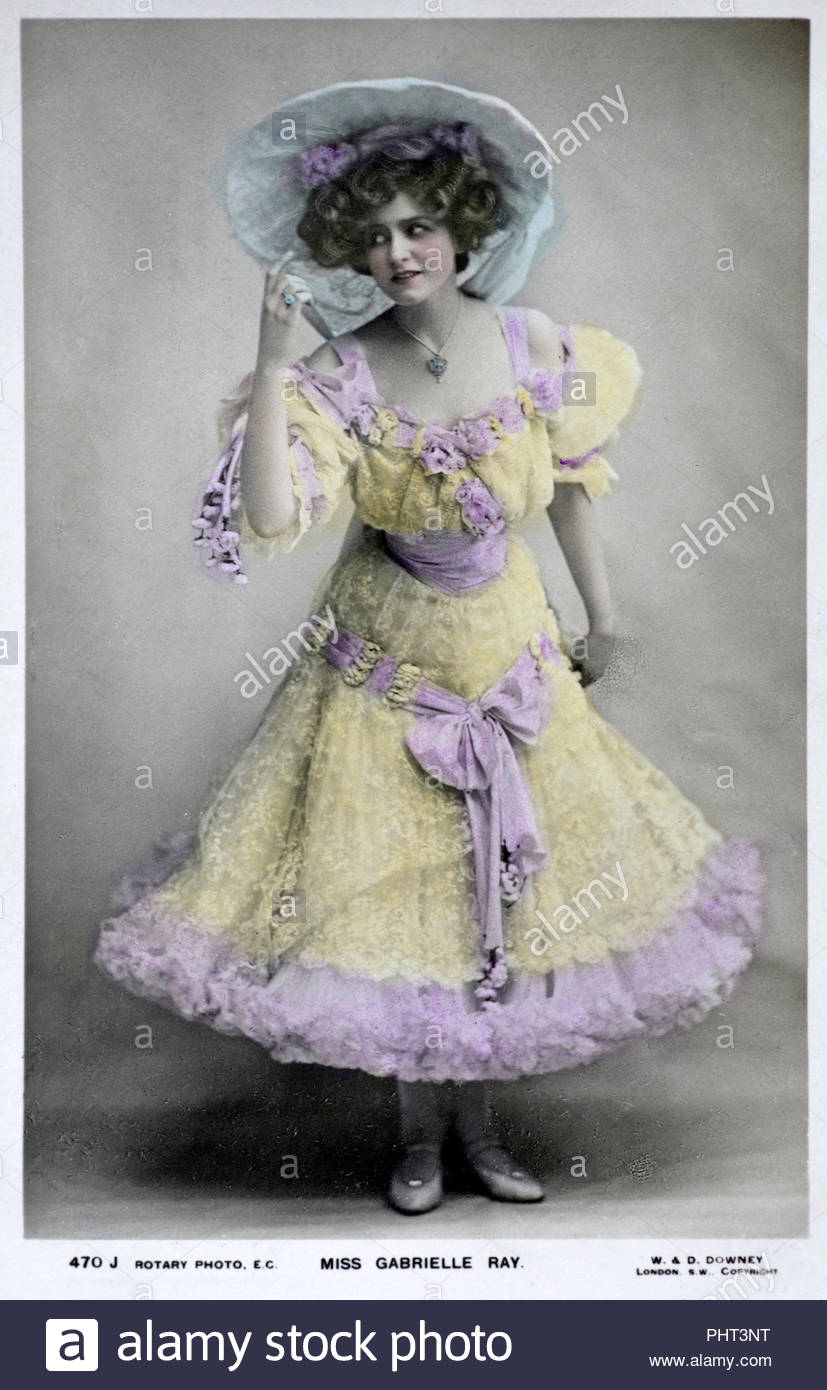 Gabrielle Ray portrait, 1883 - 1973, était une comédienne Anglaise, danseuse et chanteuse, plus connue pour ses rôles dans des comédies musicales de style édouardien, vintage real photo carte postale de 1905 Banque D'Images