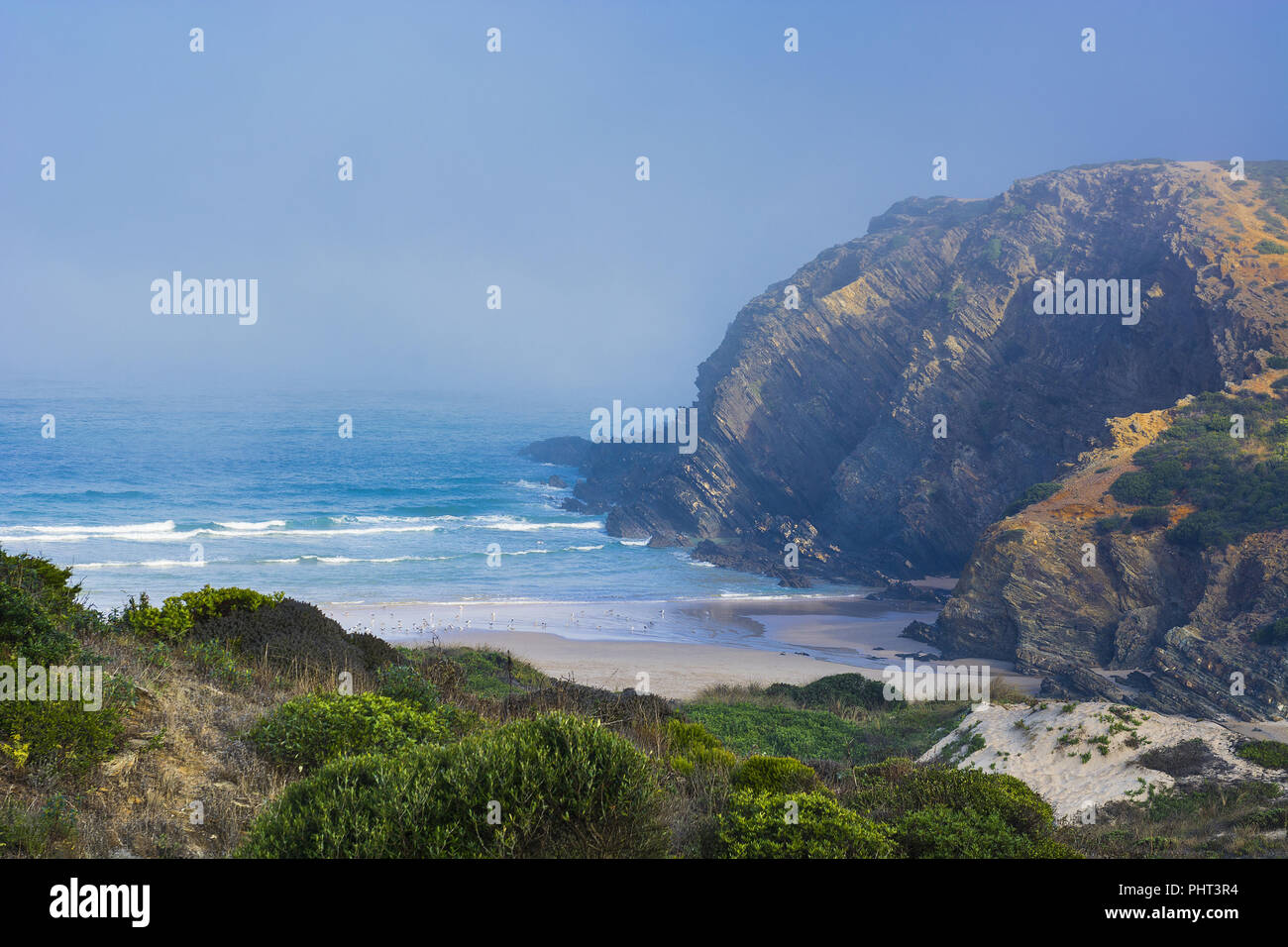 Plage dans la brume du matin au lever du soleil Banque D'Images