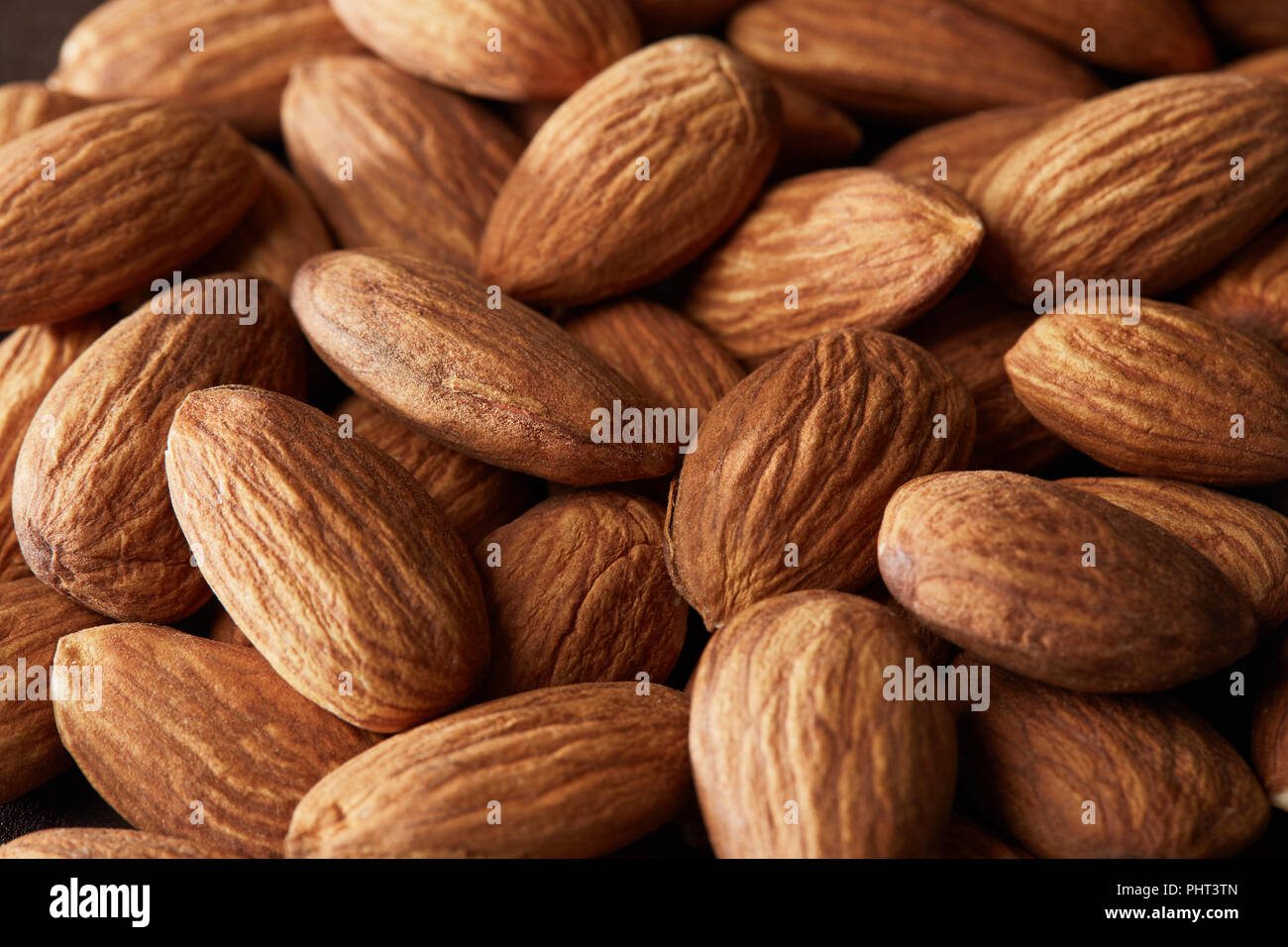 Dispersés de grain poignée d'amandes close up Banque D'Images