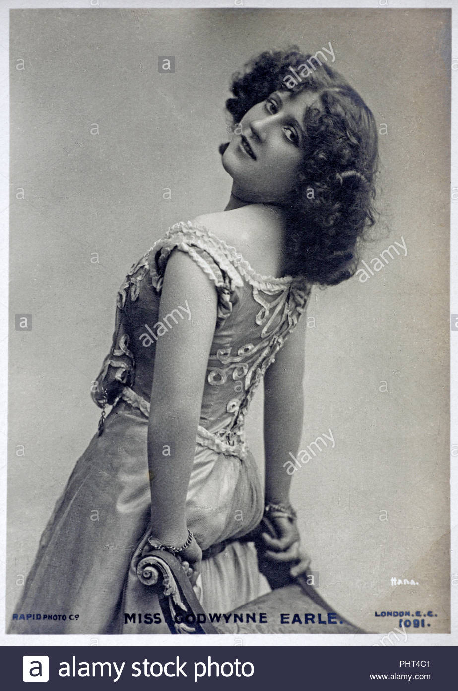 Godwynne Earle portrait, était une actrice, danseuse et chanteuse, vintage real photo carte postale de 1905 Banque D'Images