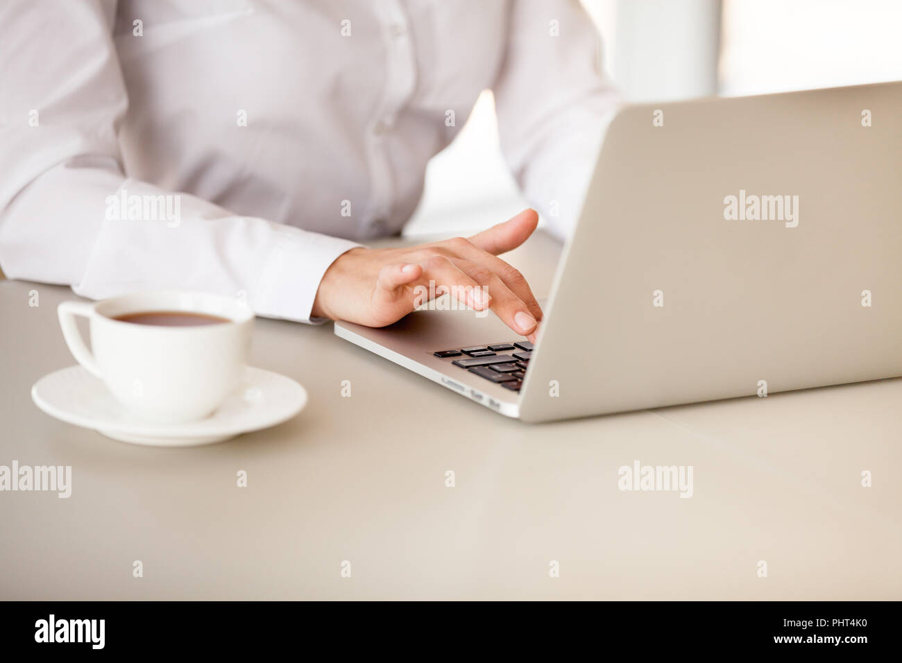 Businesswoman working on laptop de taper au clavier avec café, Banque D'Images