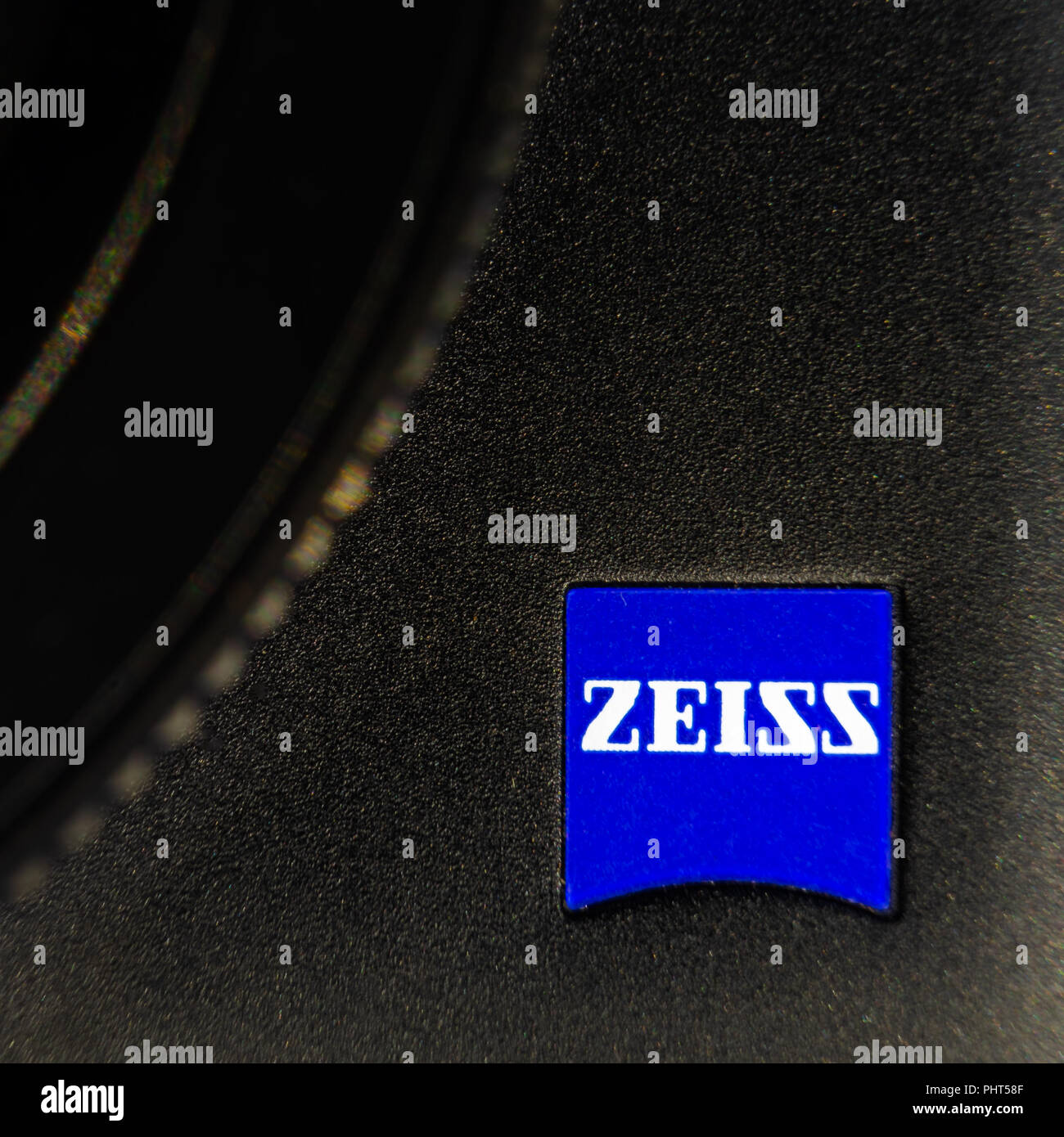 Lunebourg, Basse-Saxe, Allemagne, le 30 août., 2018 : le logo de l'objectif Zeiss fabricant sur un appareil photo compact Banque D'Images