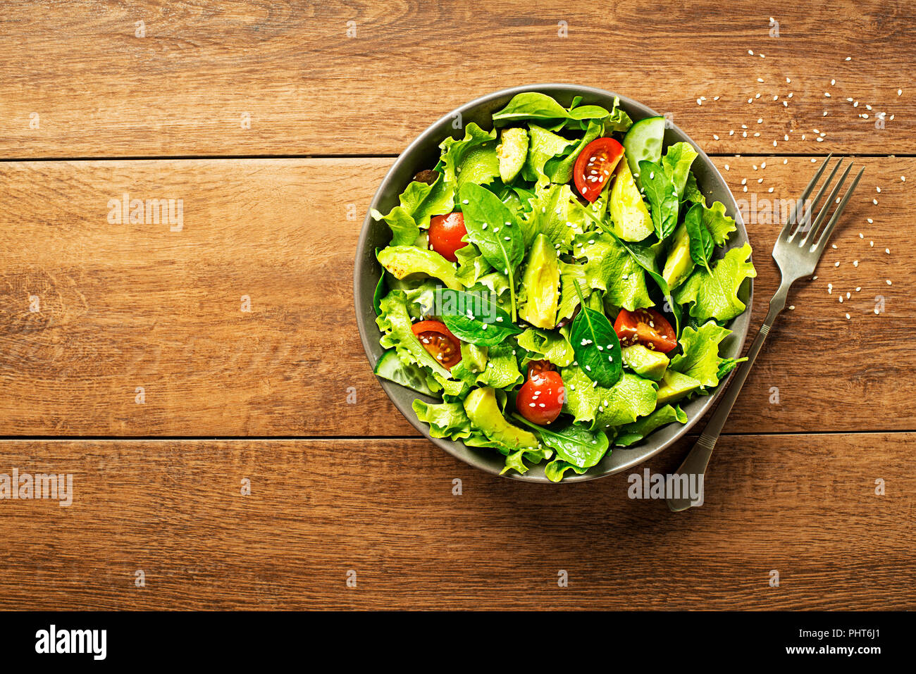 Salade de laitue verte fraîche avec de l'avocat et de tomate Banque D'Images