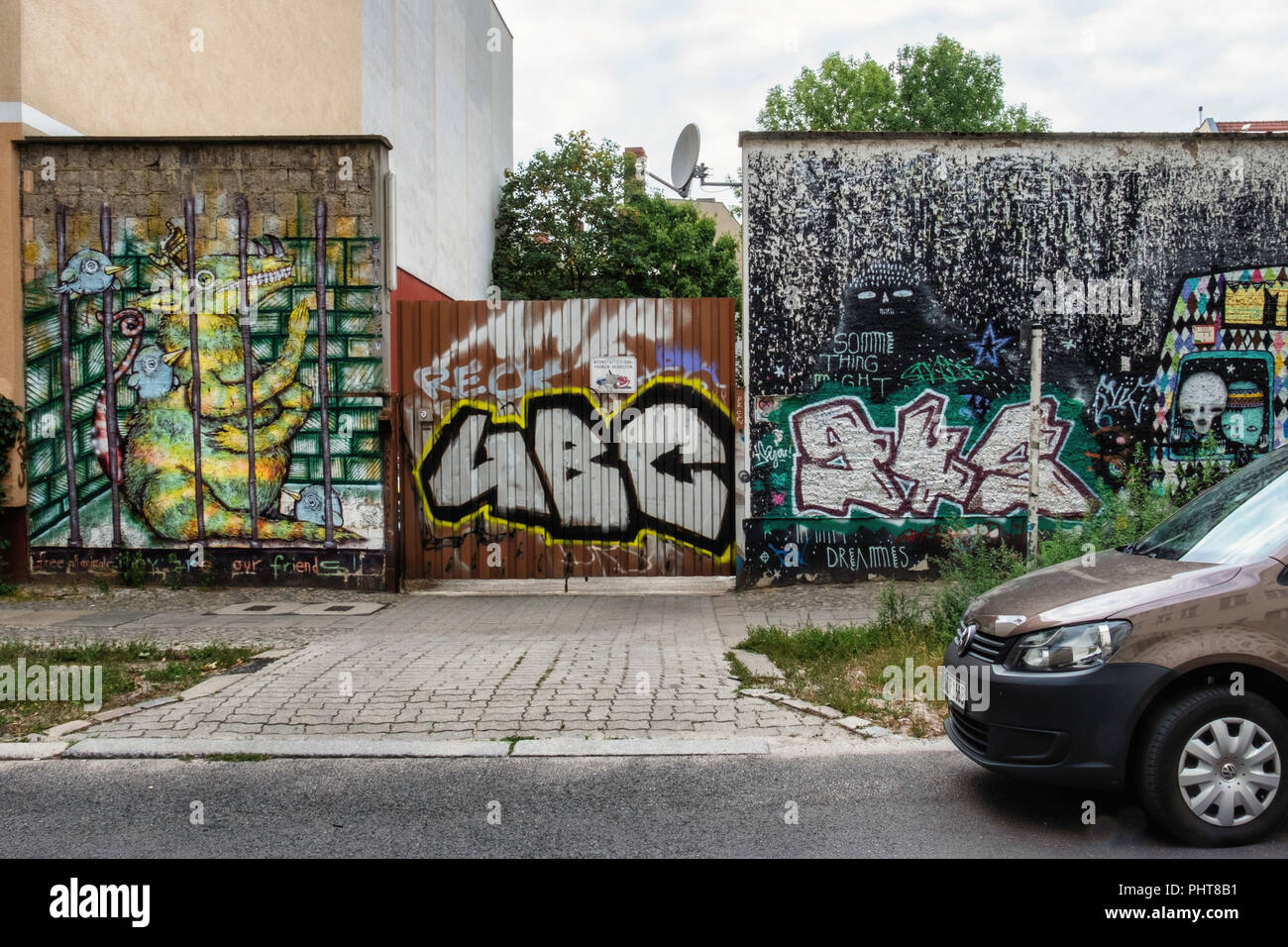Berlin-Friederichshain.Carsystem Daniel Voss, utilisé à un concessionnaire. Mur extérieur de l'entreprise est couvert dans l'art de rue colorés Banque D'Images