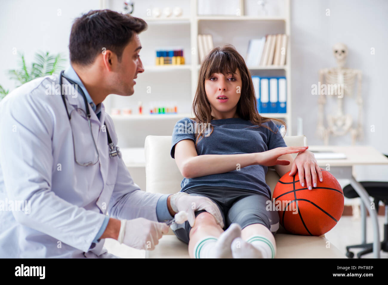 Joueur de basket-ball féminin médecin de passage après une blessure Banque D'Images