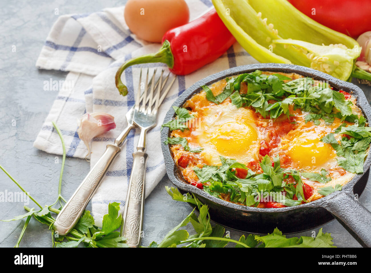 Shakshuka est un plat traditionnel du Moyen-Orient. Banque D'Images