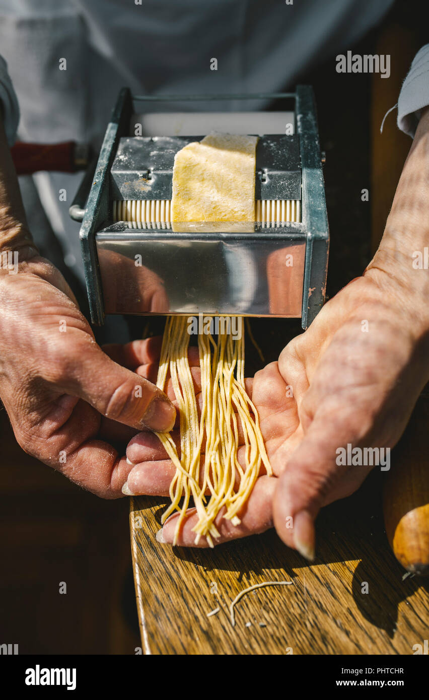 Une femme faisant des pastain la manière traditionnelle Banque D'Images
