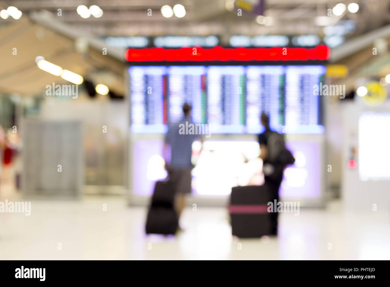 L'image du barbouillage de personnes regardant les écrans de calendrier dans l'aéroport Banque D'Images