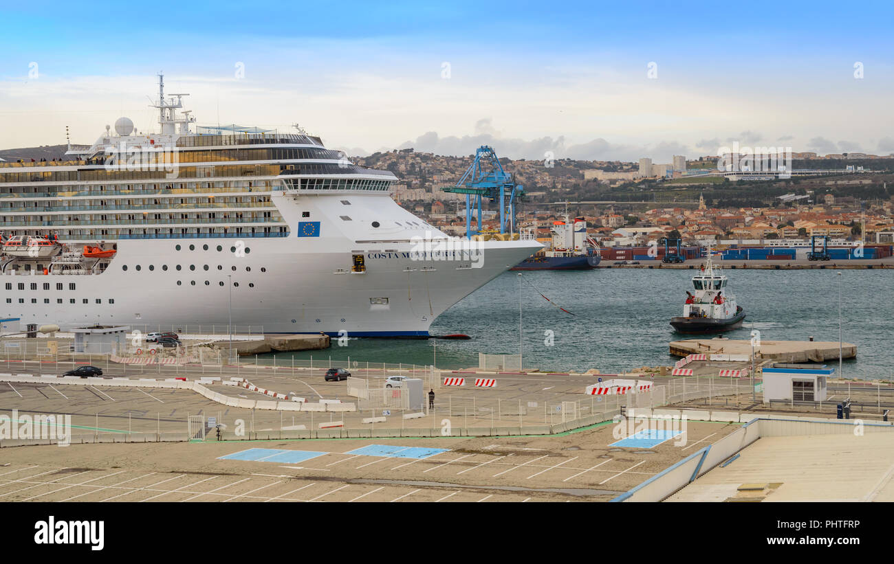 Marseille, France - 04 mars 2017 : navire de croisière de luxe Costa Mediterranea appartenant à l'entreprise de transport Costa Crociere entrée au port de Marseille wit Banque D'Images