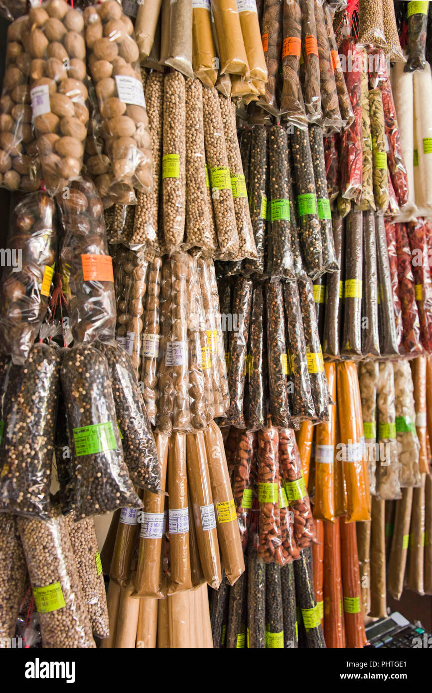 Fermeture verticale de beaucoup d'herbes et d'épices à vendre au Sri Lanka. Banque D'Images