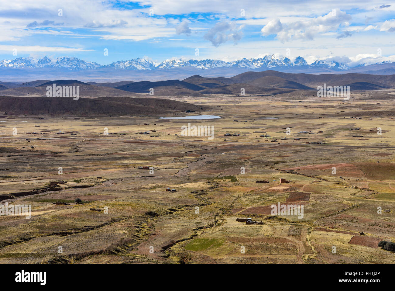 Vue panoramique sur l'altiplano et les montagnes de la Cordillera Real, près de La Paz, Bolivie Banque D'Images