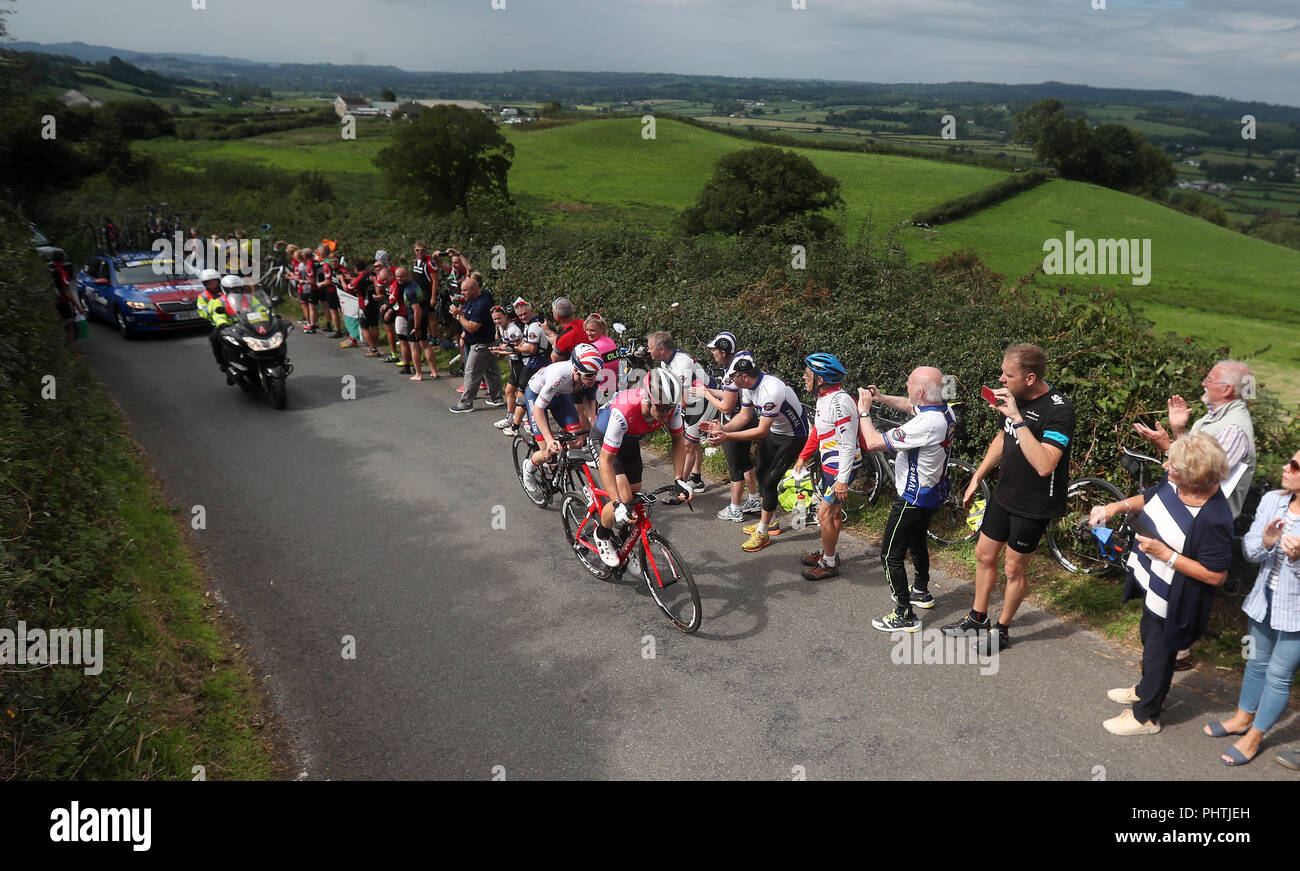 Matthieu Bostock (à gauche) et Mark Downey (droite) prendre le premier roi de la montagne grimper Bethleham Hill pendant la première étape de l'énergie l'Ovo Tour of Britain 2018 de Pembrey Country Park à Newport. Banque D'Images