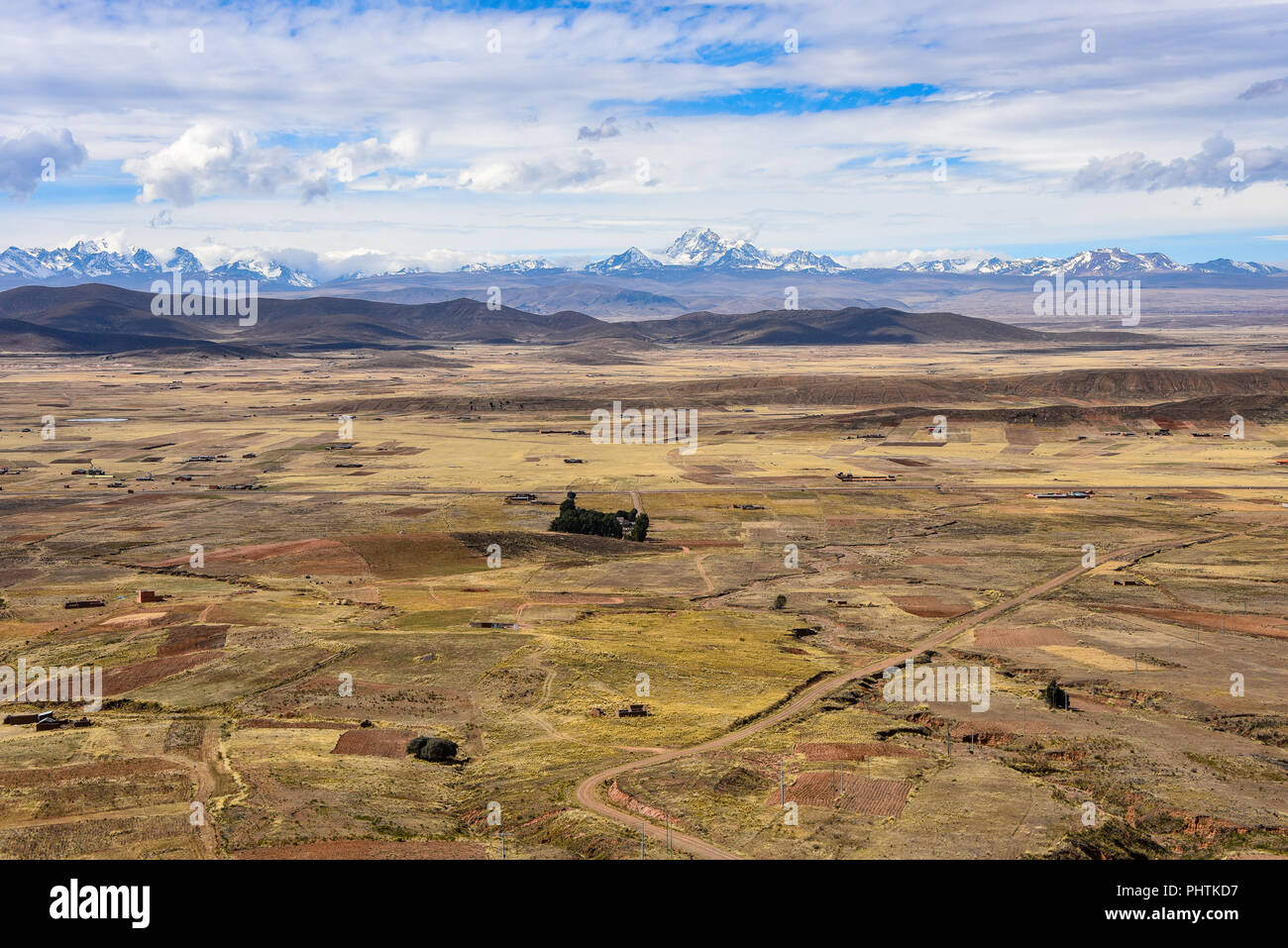 Vue panoramique sur l'altiplano et les montagnes de la Cordillera Real, près de La Paz, Bolivie Banque D'Images