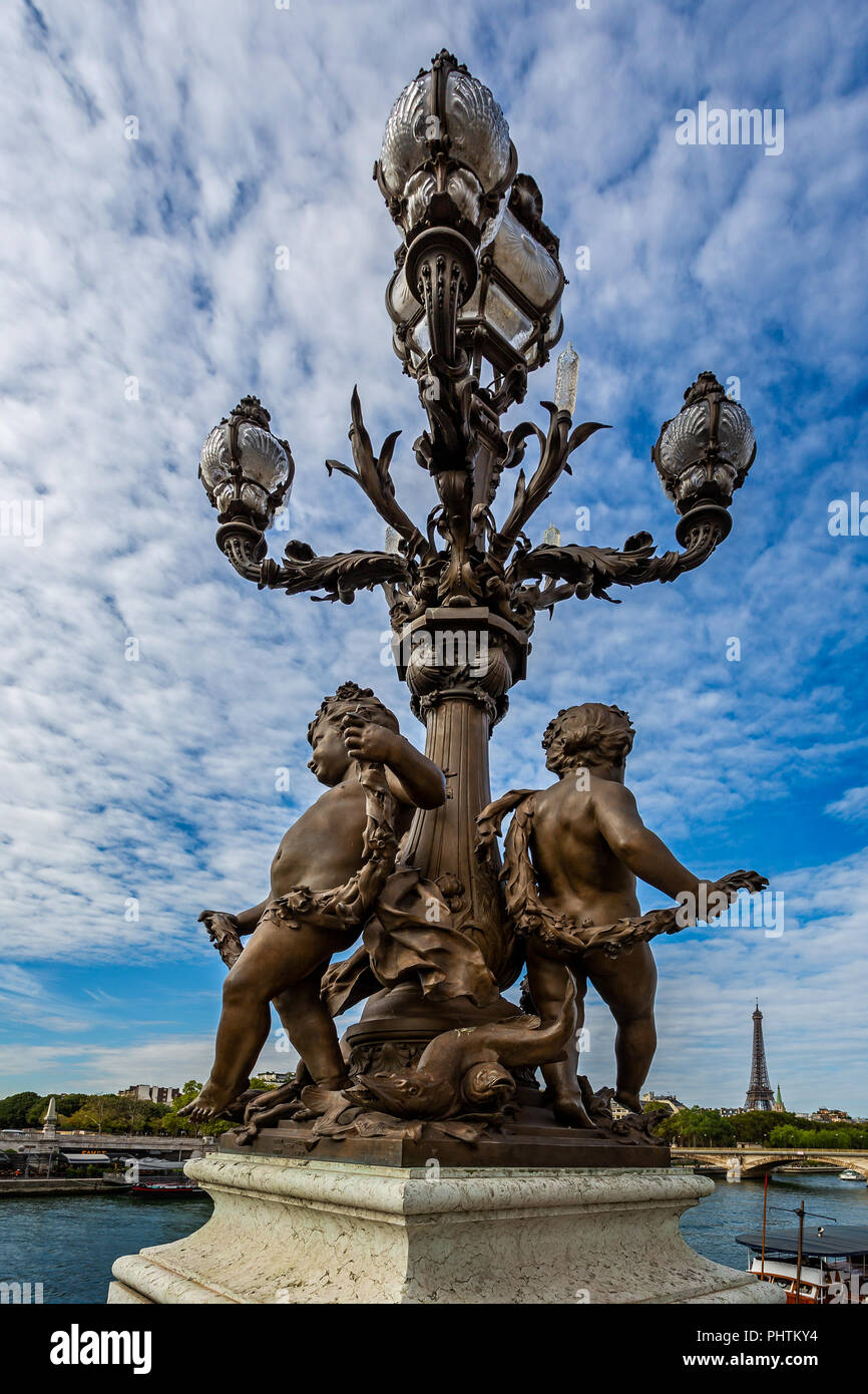 Lampe ornée avec cupids sur le Pont Alexandre III à la Tour Eiffel en arrière-plan à Paris, France le 26 août 2018 Banque D'Images