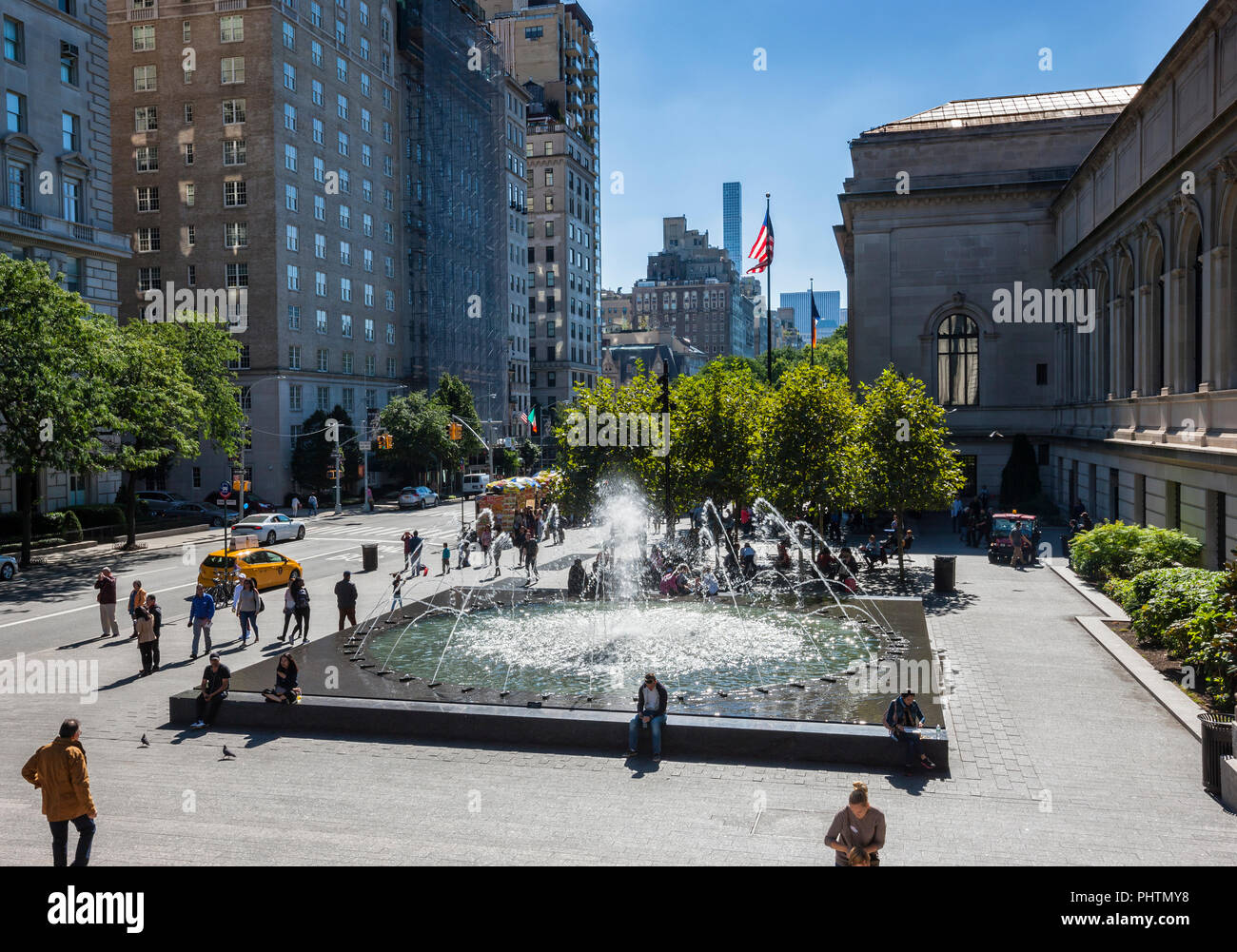 Fontaine d'eau en face du Metropolitan Museum of Art, David Koch Plaza, New York City Banque D'Images