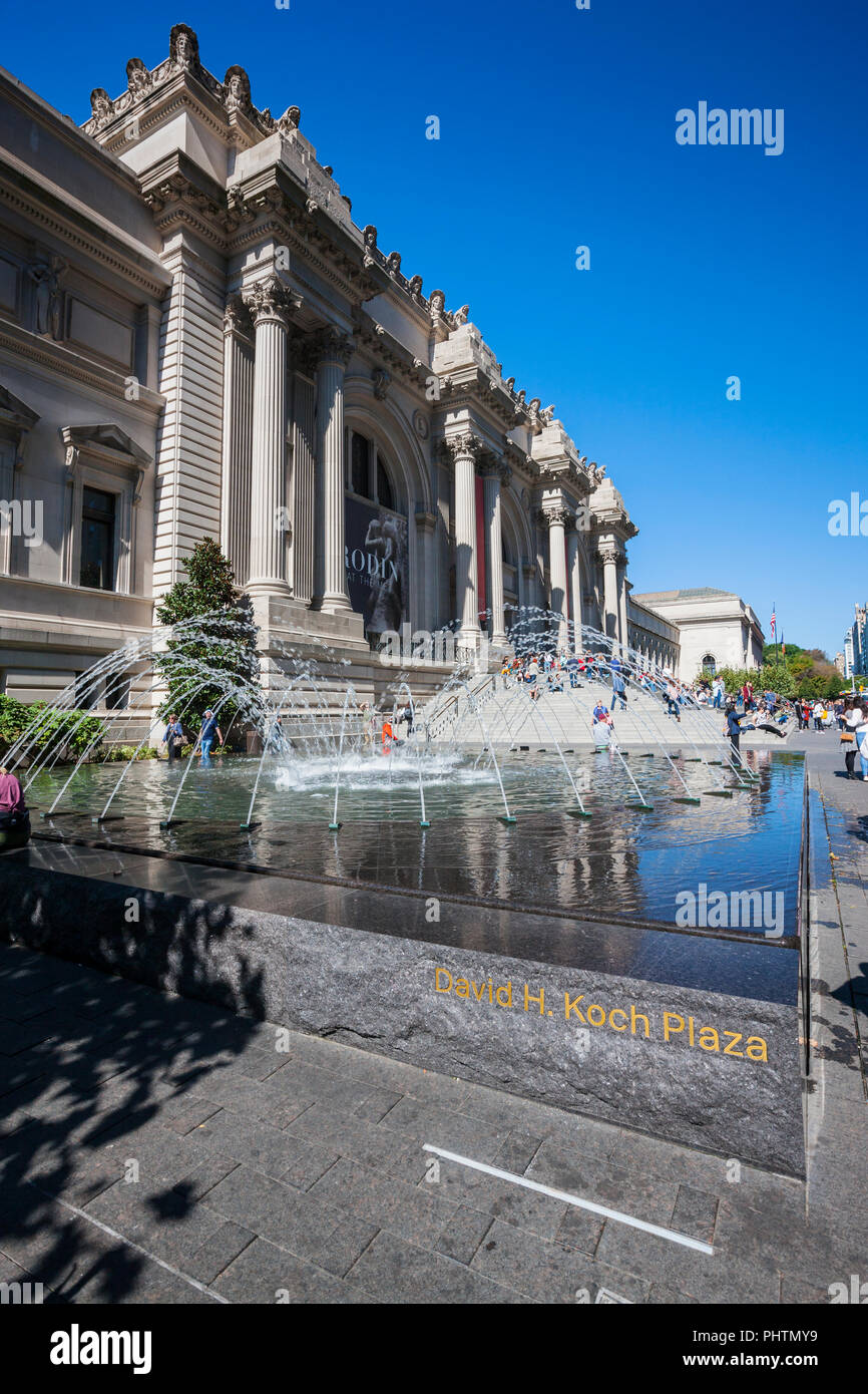 Fontaine d'eau en face du Metropolitan Museum of Art, David Koch Plaza, New York City Banque D'Images