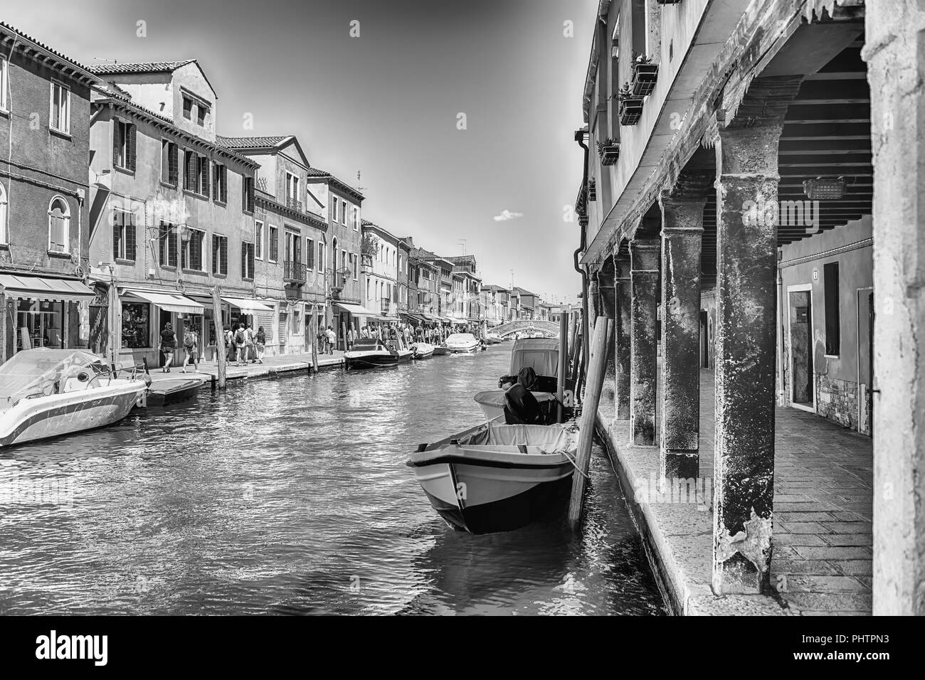 Vue sur le canal pittoresque Rio dei Vetrai sur l'île de Murano, Venise, Italie. L'île est une attraction populaire pour les touristes, célèbre pour son glas Banque D'Images