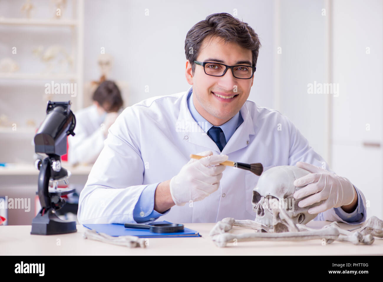 Le professeur étudiant squelette humain in lab Banque D'Images