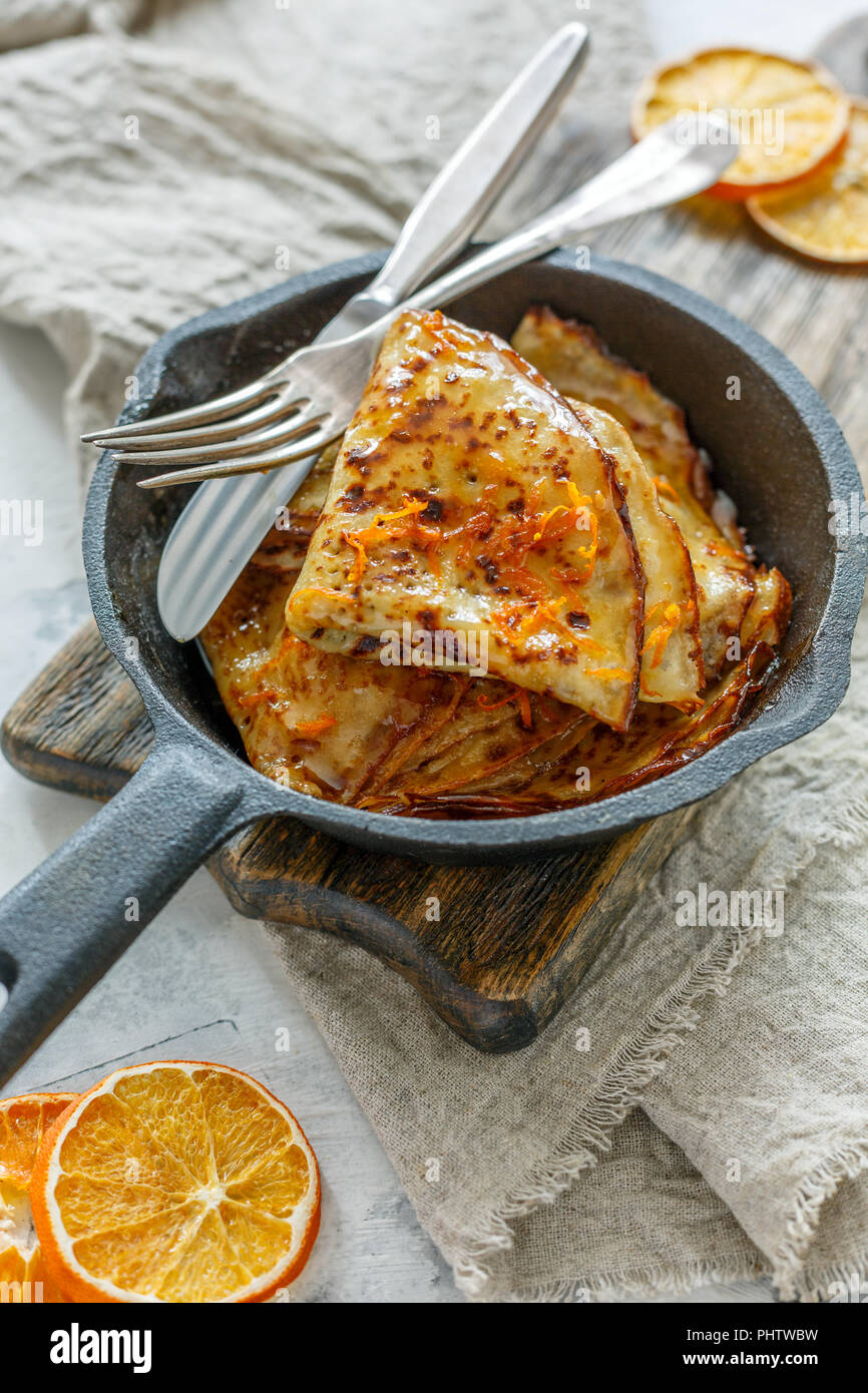 Crêpe Suzette à l'orange. Banque D'Images