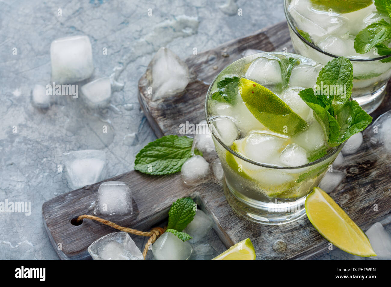 La limonade à la menthe, lime slices et des cubes de glace. Banque D'Images