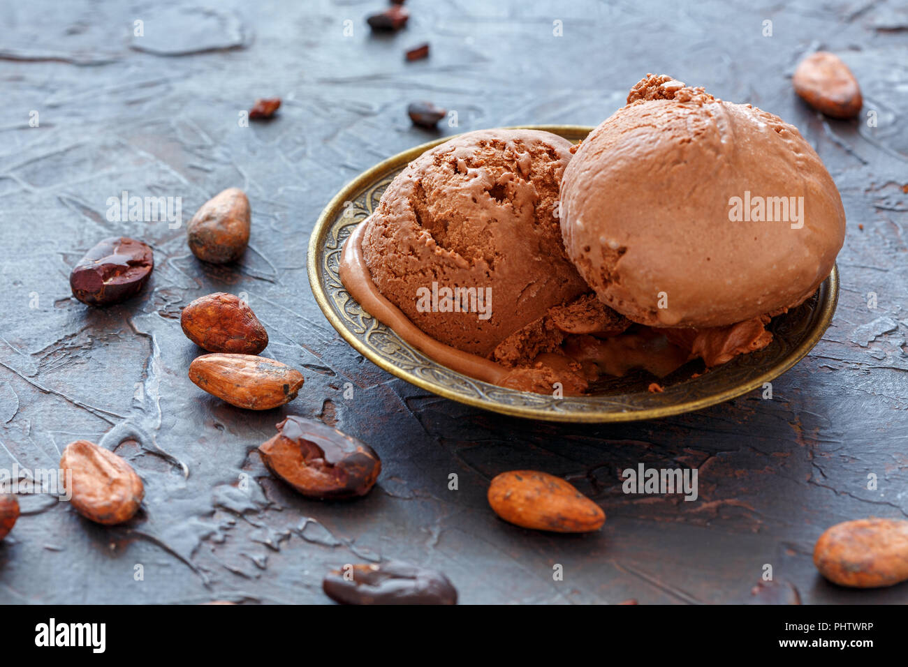 Glace au chocolat artisanal dans une plaque de bronze. Banque D'Images
