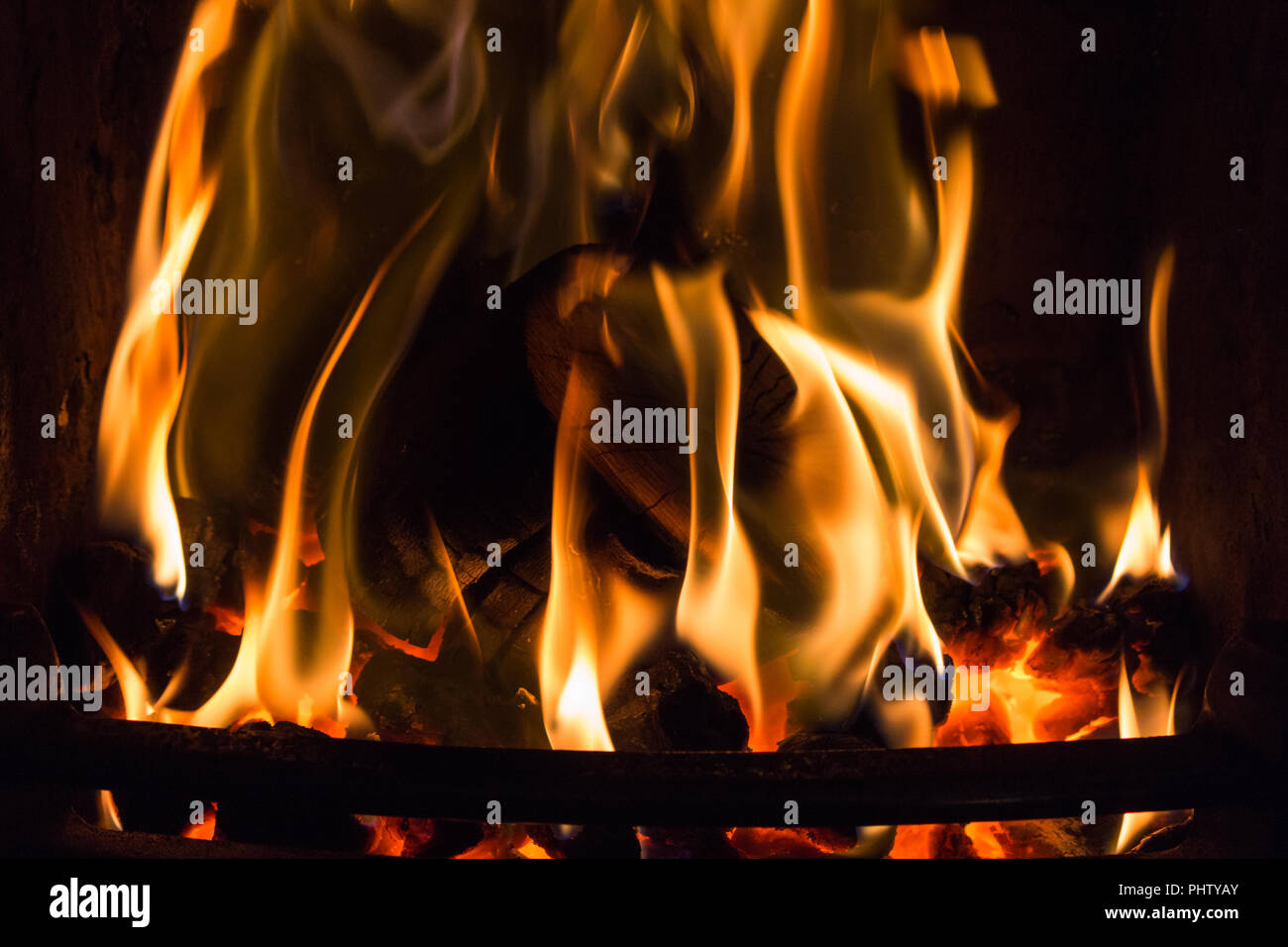 Feu de charbon et de se connecter avec des flammes englouti brûler dans un foyer Banque D'Images