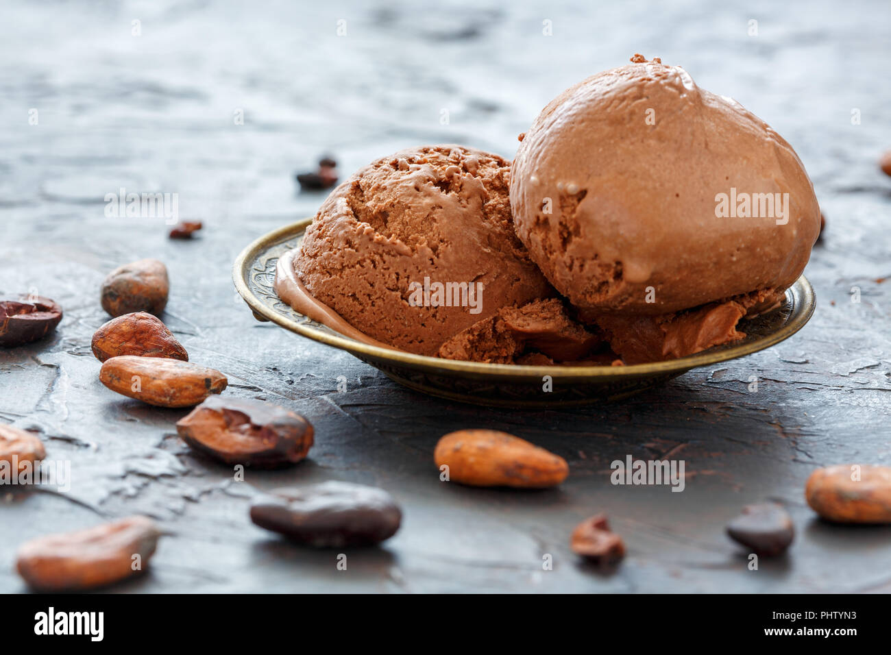 Glace au chocolat artisanal dans une plaque de bronze. Banque D'Images